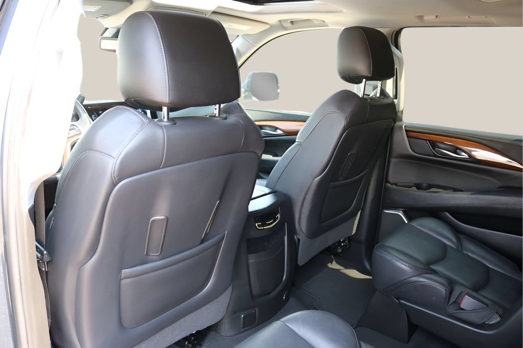 Used 2020 Cadillac Escalade ESV Luxury RWD image 16