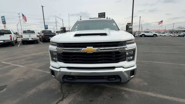 Used 2024 Chevrolet Silverado 2500 LT AWD/4WD image 3