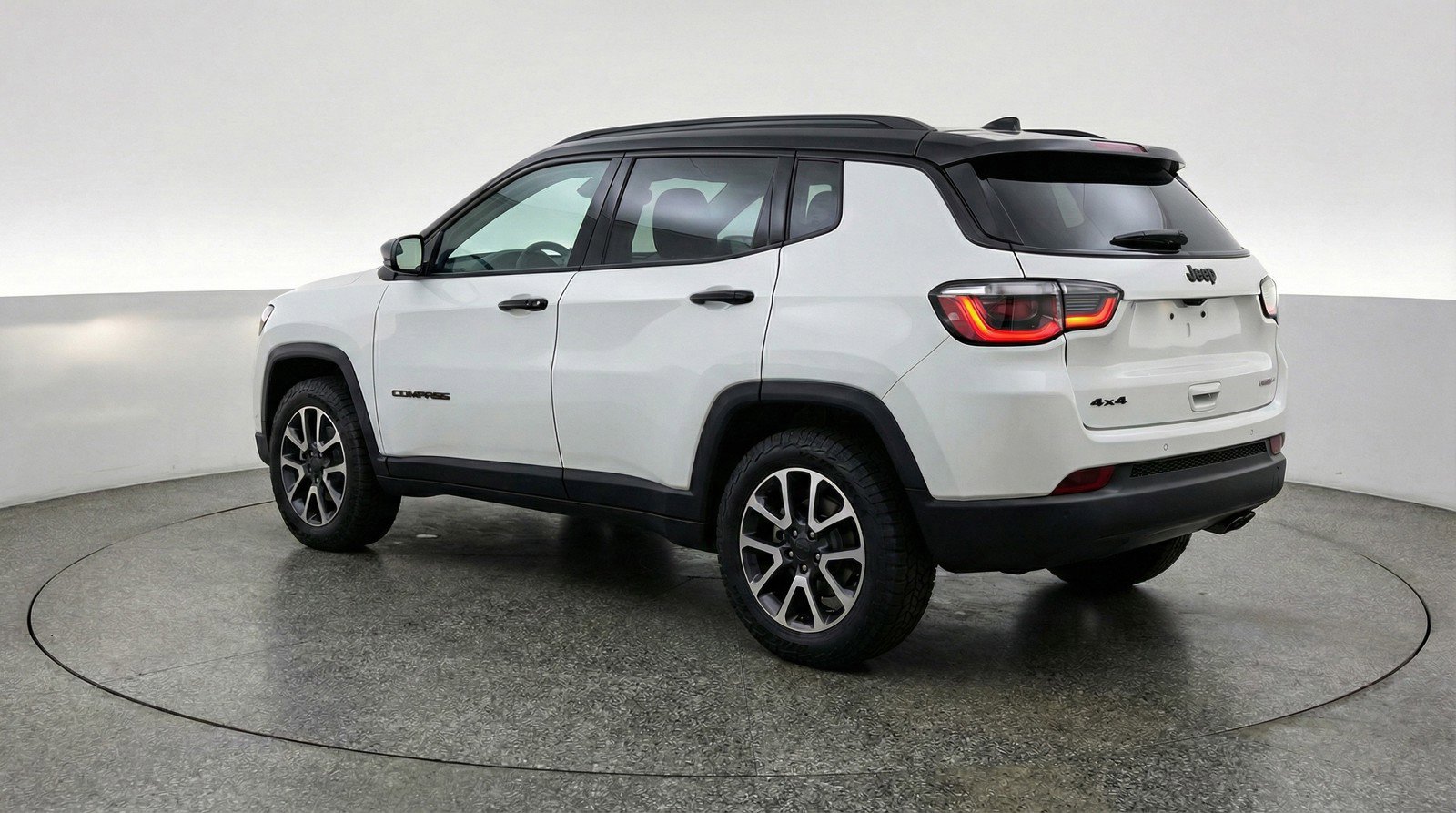 Used 2025 Jeep Compass Trailhawk image 6