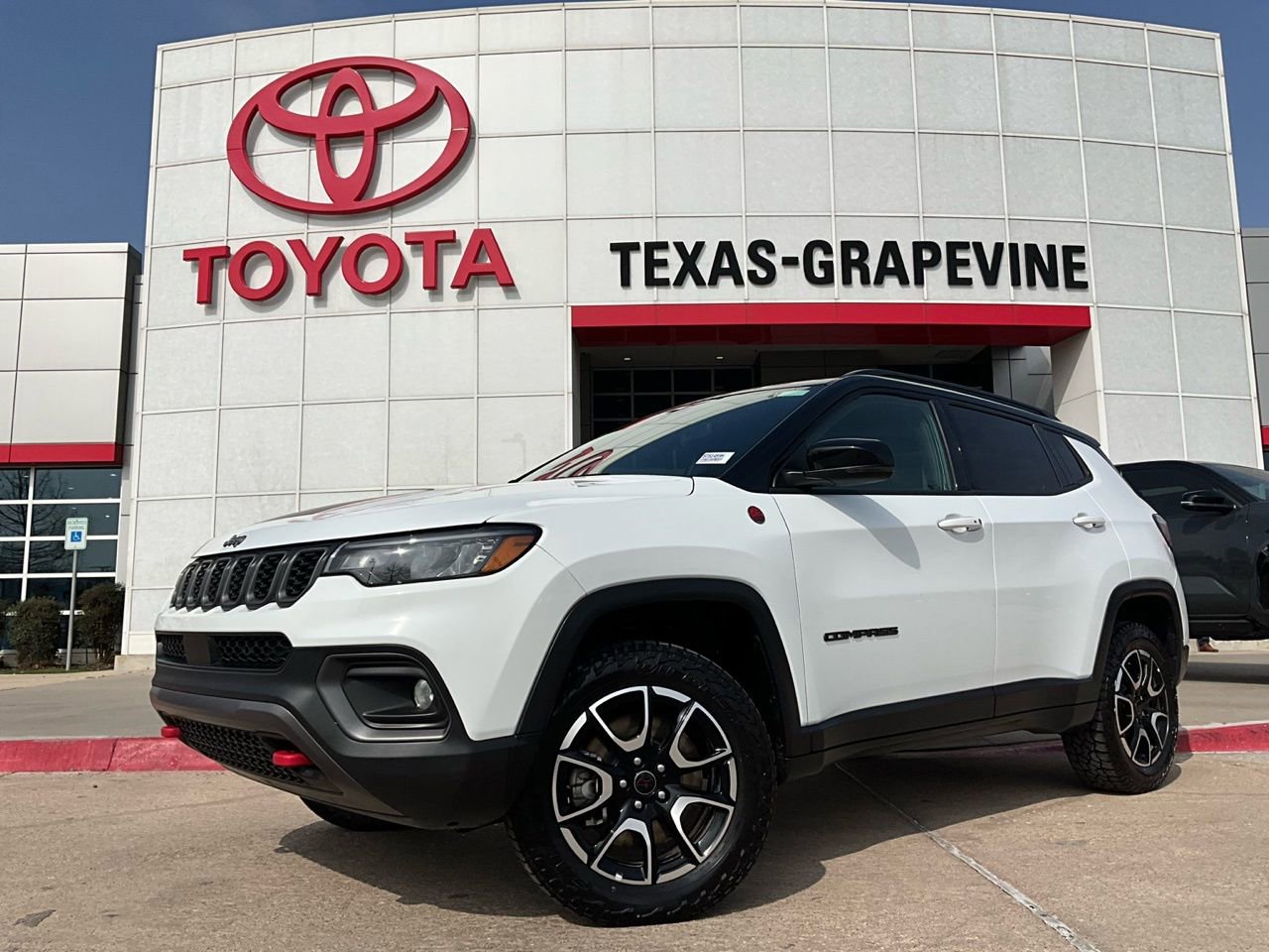 Used 2025 Jeep Compass Trailhawk image 2