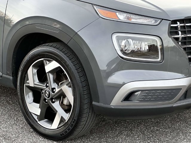 Used 2025 Hyundai Venue Limited FWD image 13