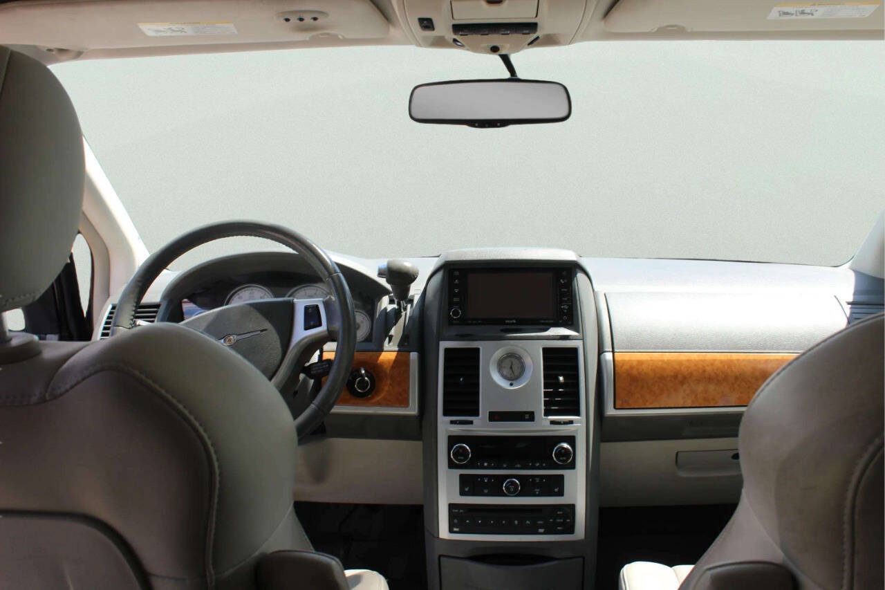 Used 2008 Chrysler Town & Country Limited w/ Entertainment Group #3 FWD image 6