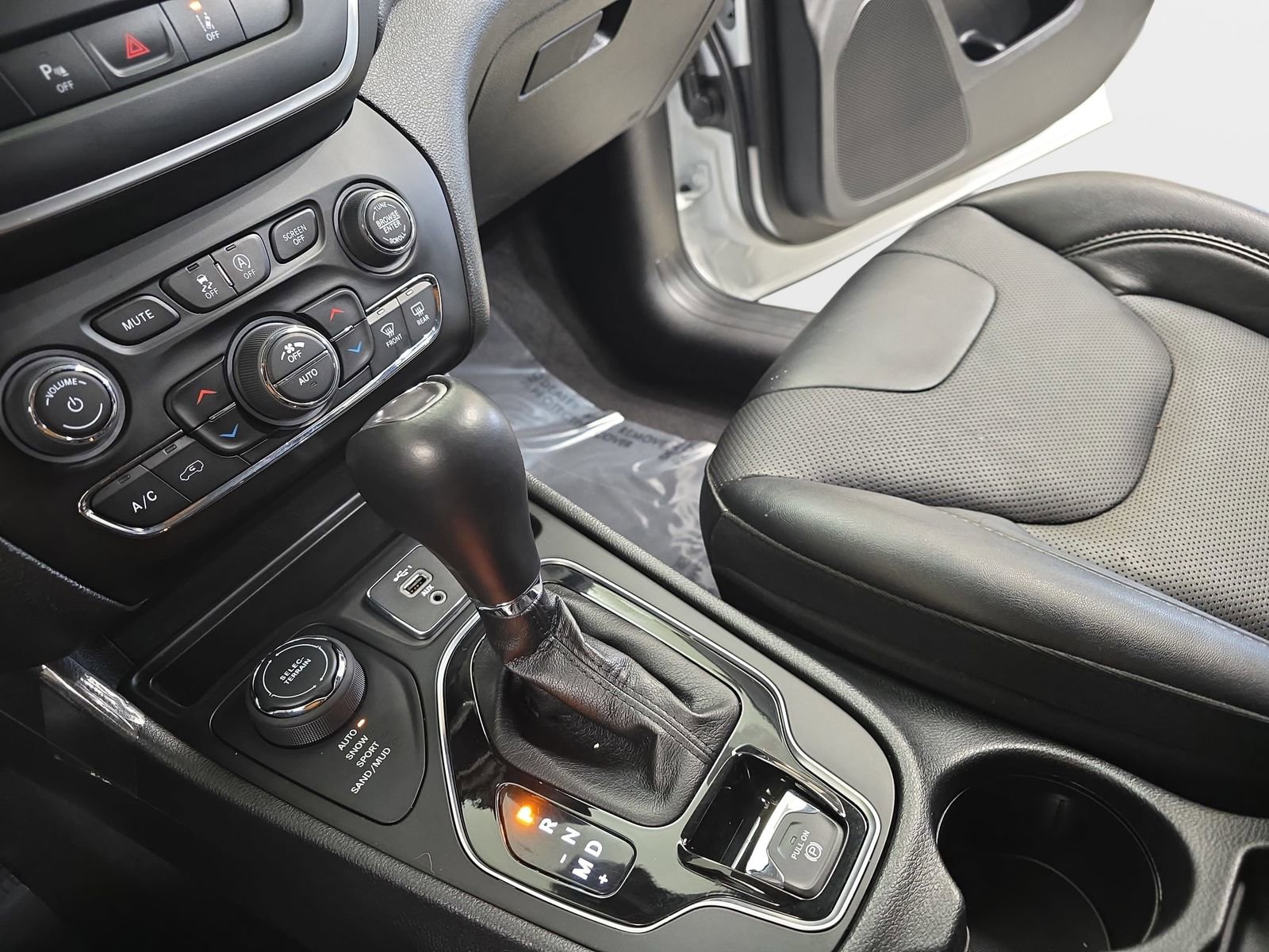 Used 2023 Jeep Cherokee Altitude Lux image 27