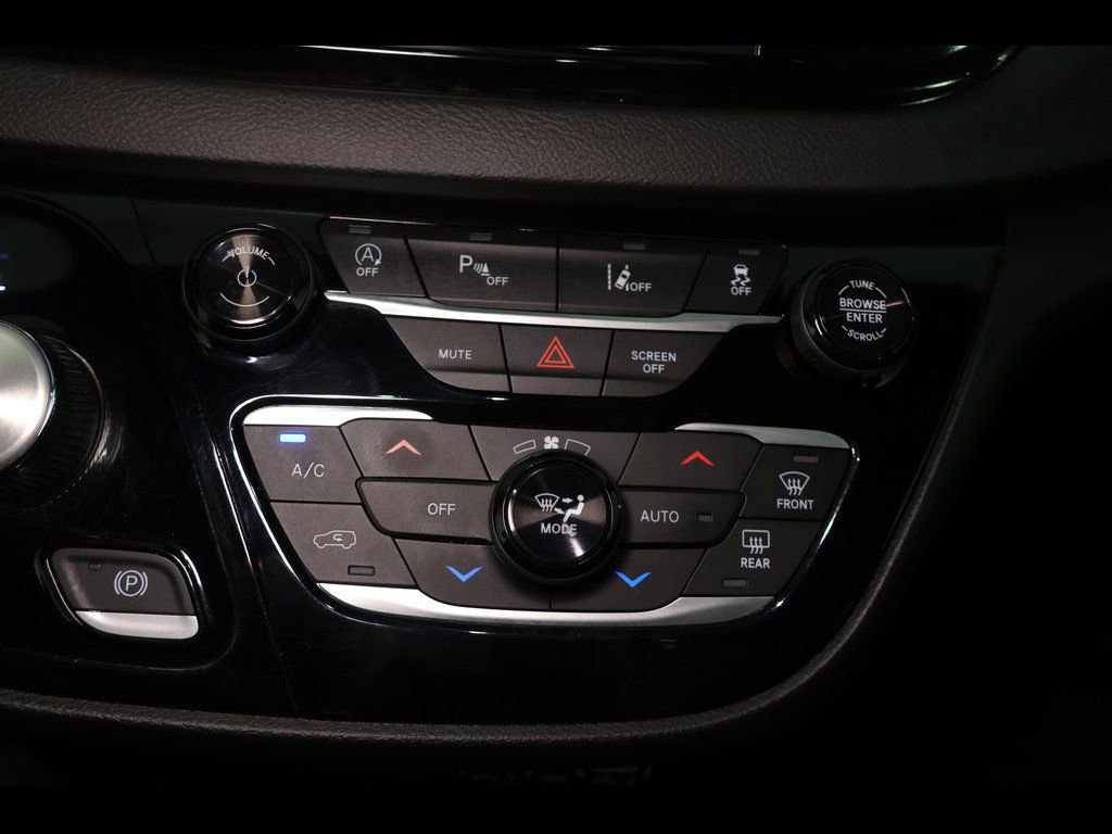 Used 2025 Chrysler Pacifica Select image 25