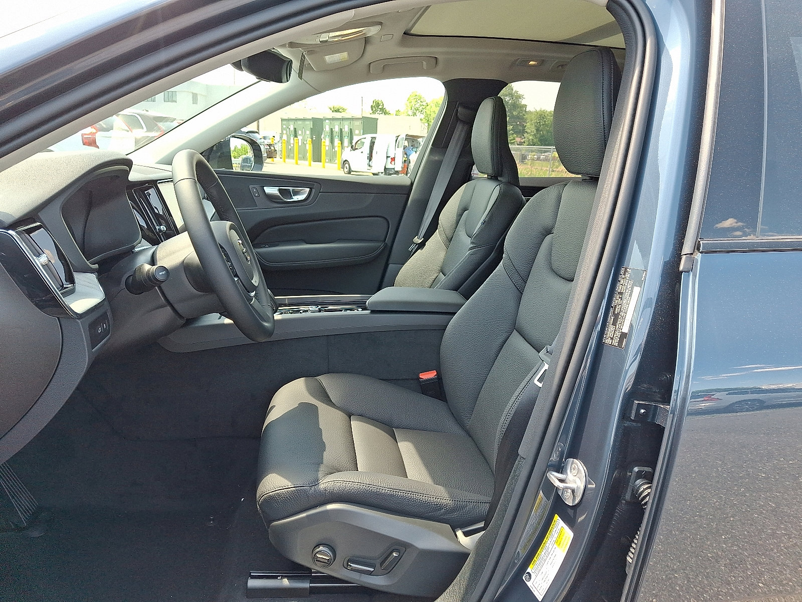 Certified 2025 Volvo XC60 T8 Plus w/ Protection Package Premier image 9