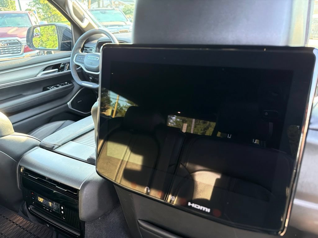 Certified 2025 Jeep Wagoneer Series II w/ Convenience Group I AWD/4WD image 15