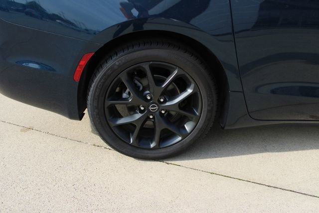 Used 2025 Chrysler Pacifica Limited FWD image 39