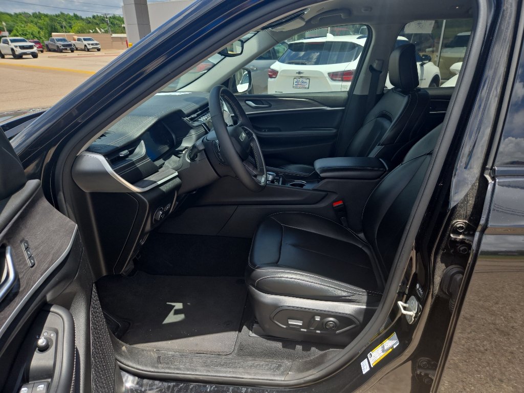 Used 2024 Jeep Grand Cherokee Limited AWD/4WD image 7