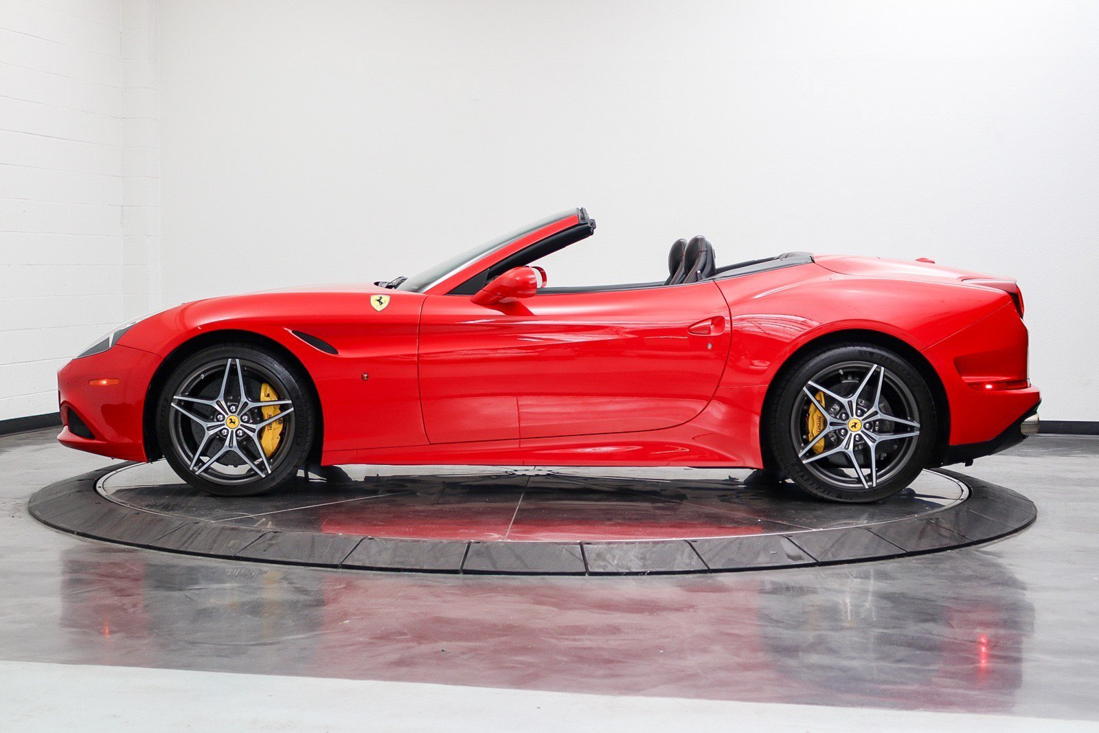 Used 2016 Ferrari California T RWD image 42