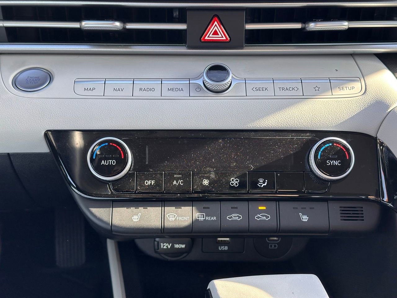 Certified 2025 Hyundai Elantra Limited image 34