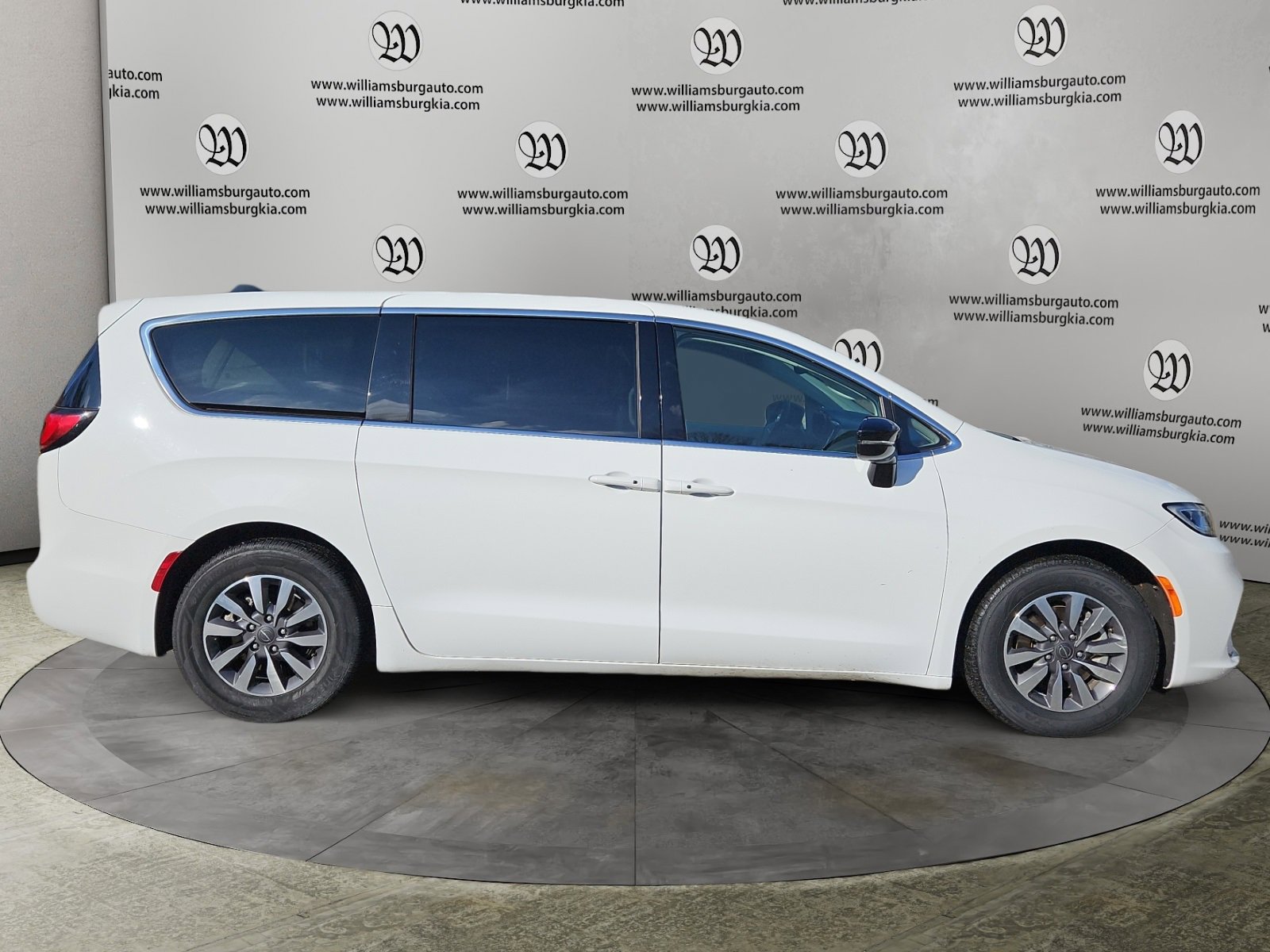 Used 2024 Chrysler Pacifica Select image 6