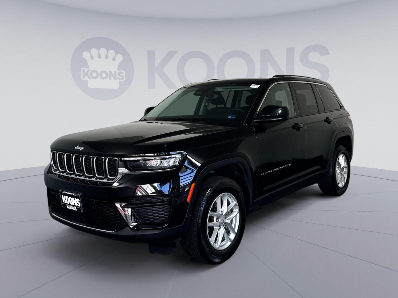 Used 2023 Jeep Grand Cherokee Laredo w/ Trailer Tow Prep Group (B) AWD/4WD image 1