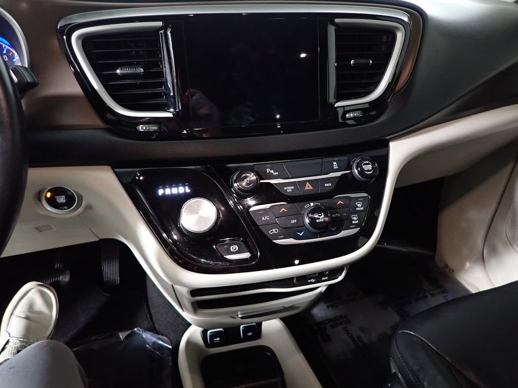 Used 2017 Chrysler Pacifica Touring-L w/ Tire & Wheel Group FWD image 28