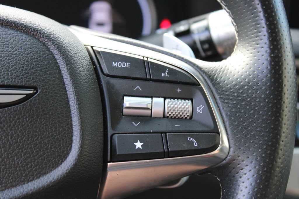 Used 2025 Genesis G70 2.5T image 15