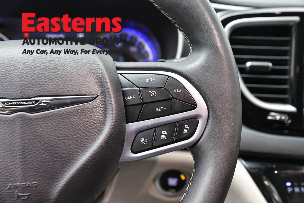 Used 2023 Chrysler Pacifica Touring-L FWD image 16