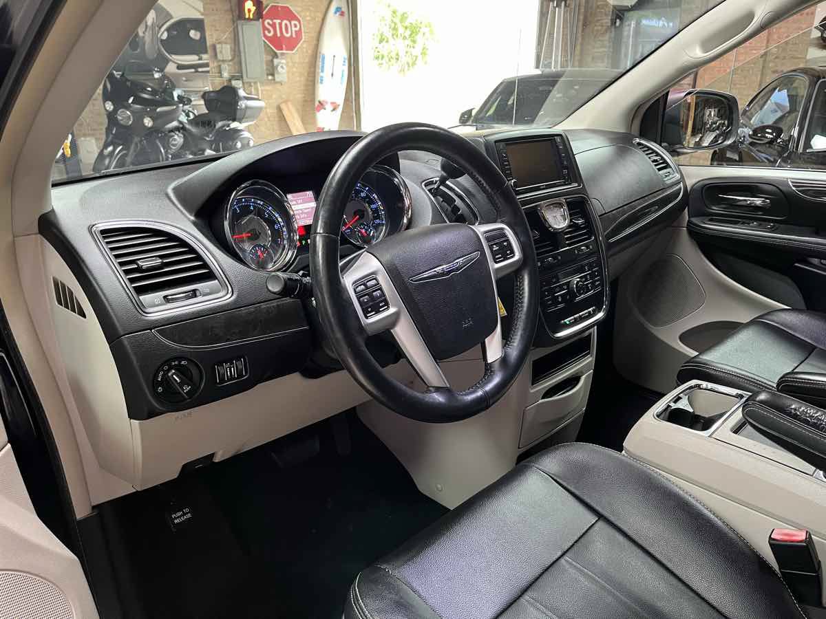 Used 2016 Chrysler Town & Country Touring w/ Driver Convenience Group FWD image 9