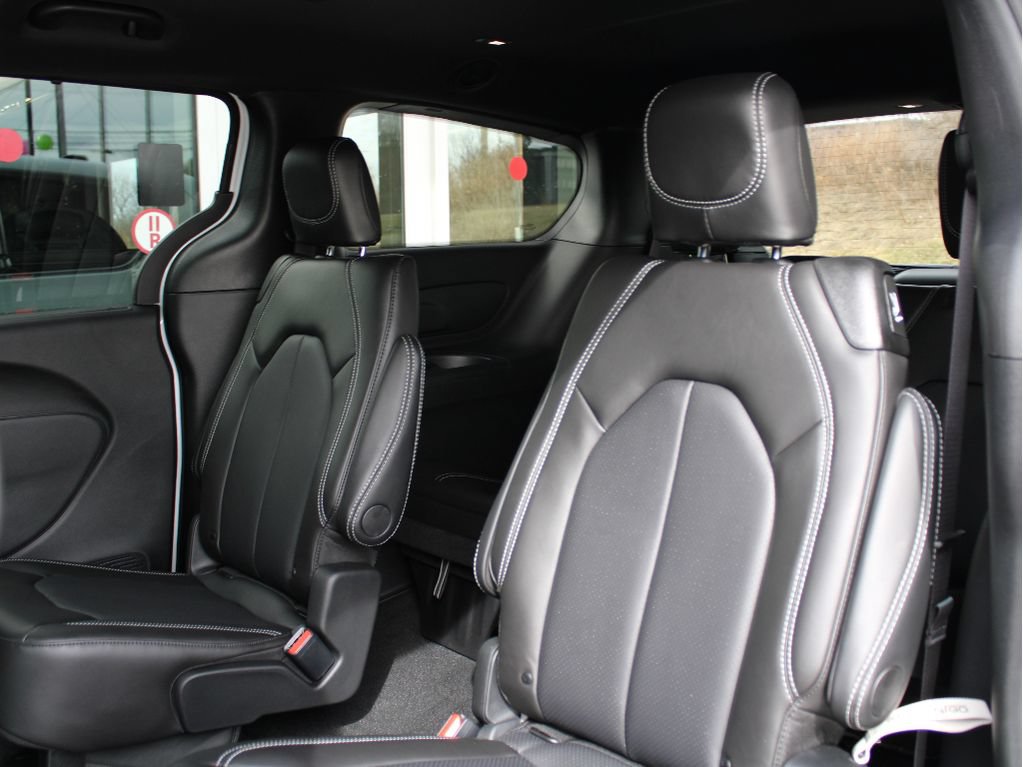 New 2026 Chrysler Pacifica Select AWD/4WD image 30