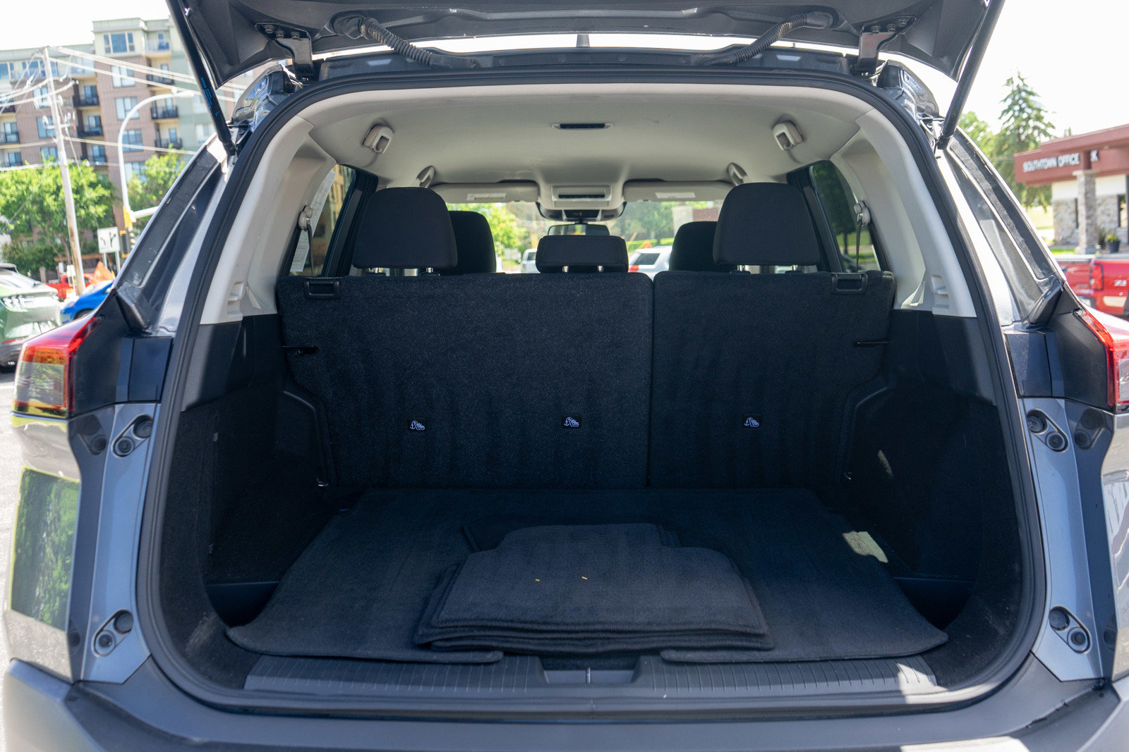 Used 2023 Nissan Rogue S AWD/4WD image 9