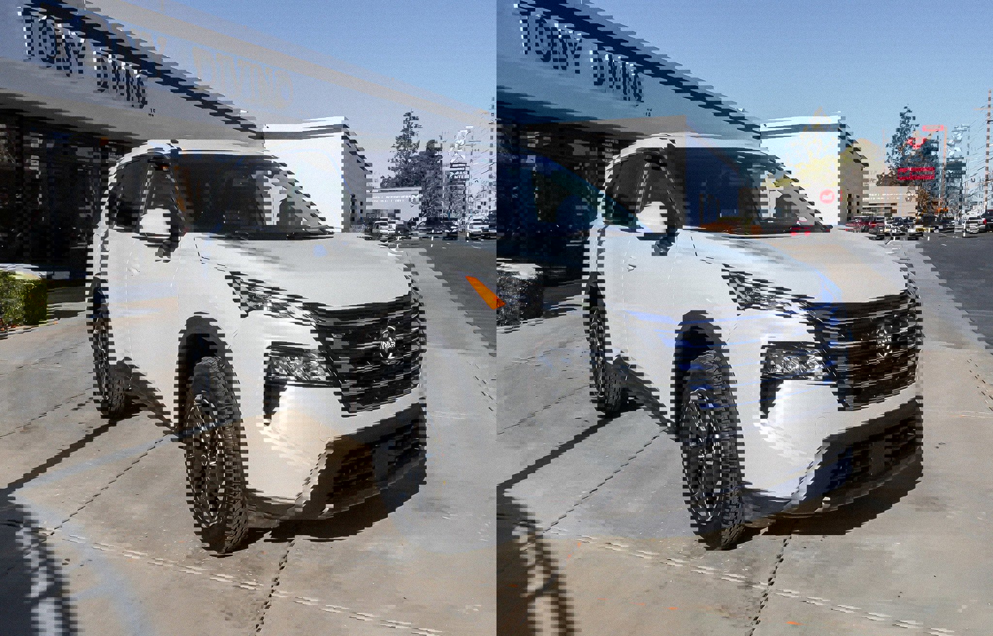 Used 2025 Nissan Rogue SV image 2