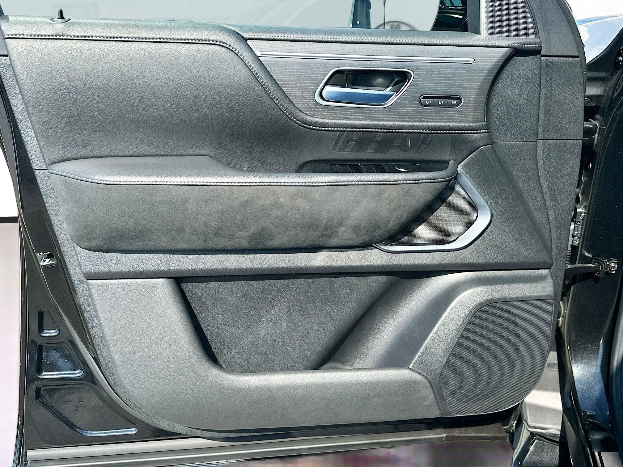 Used 2025 INFINITI QX80 Sensory image 21