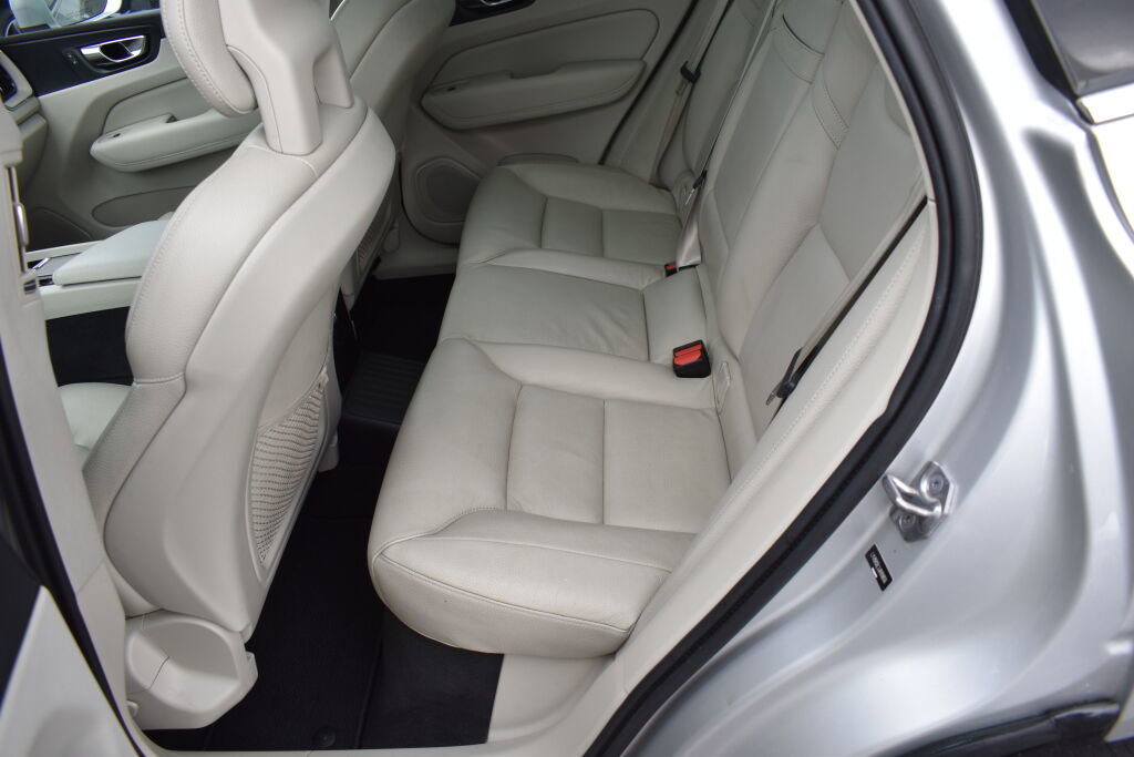 Used 2018 Volvo XC60 T8 Inscription w/ Vision Package image 28