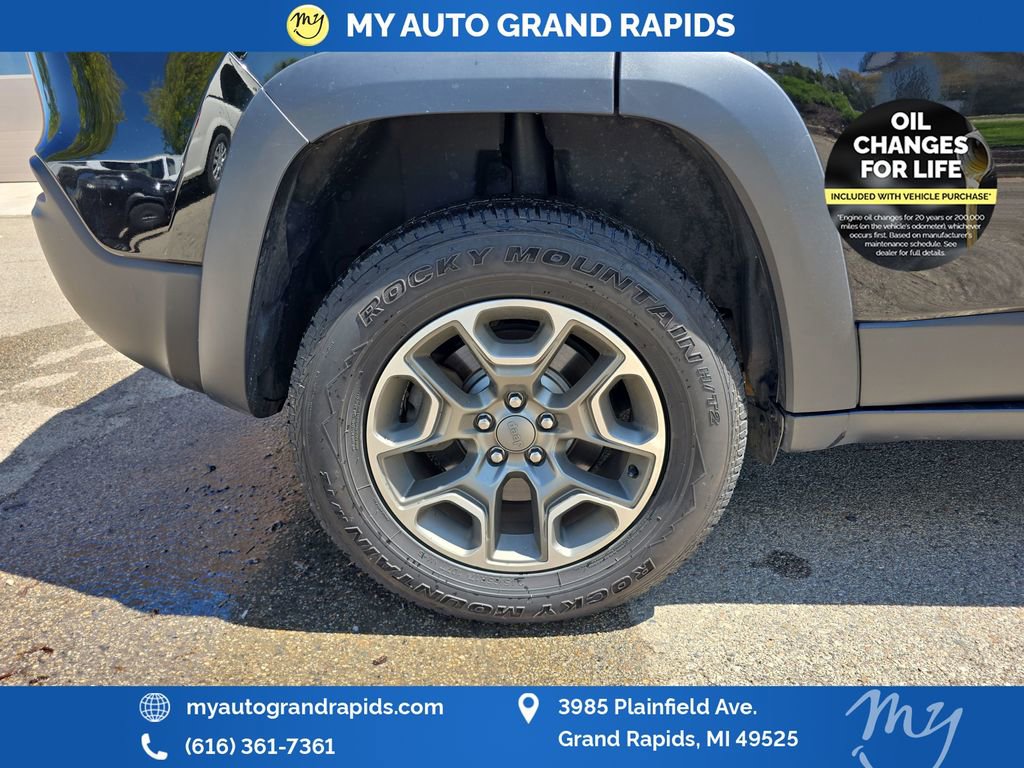 Used 2020 Jeep Cherokee Trailhawk w/ Cold Weather Group AWD/4WD image 32