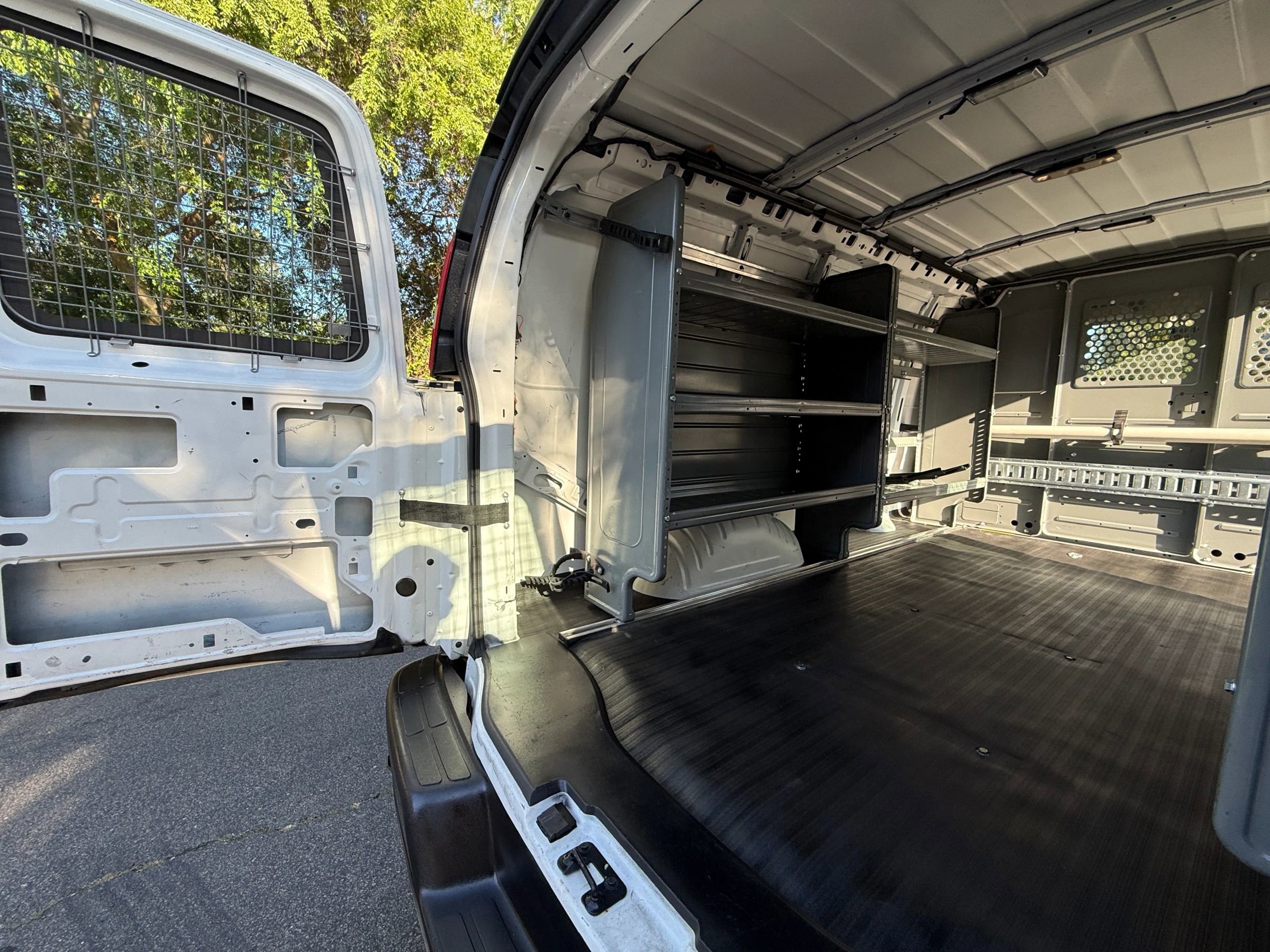 Used 2015 Chevrolet Express 2500 RWD image 16