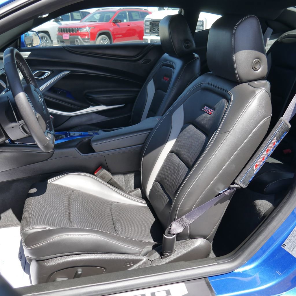 Used 2017 Chevrolet Camaro SS RWD image 4