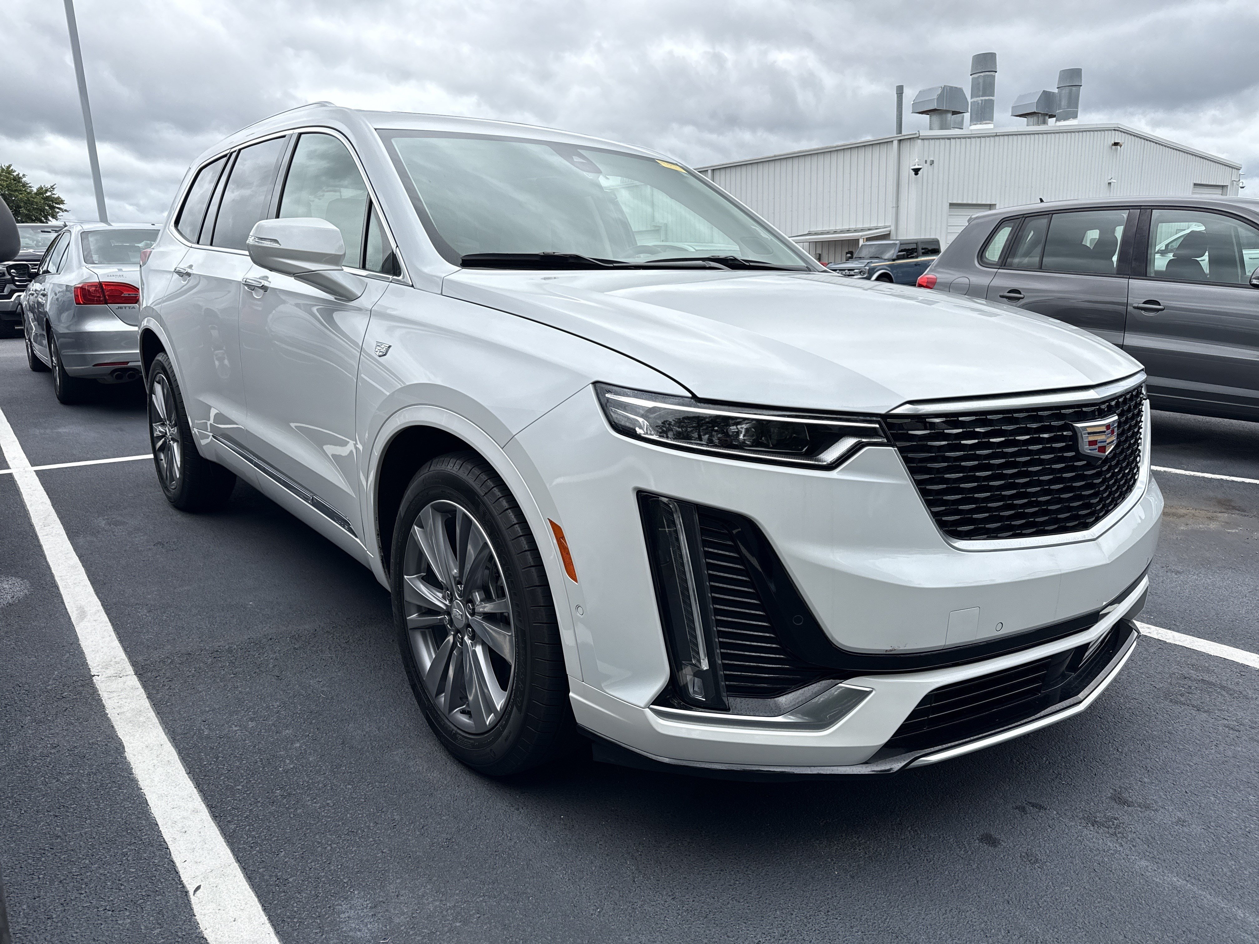 Used 2025 Cadillac XT6 Premium Luxury w/ Technology Package AWD/4WD image 2