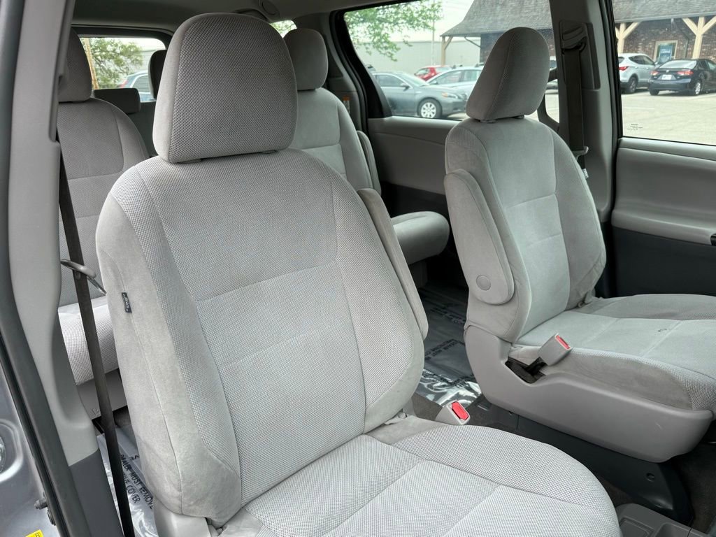 Used 2017 Toyota Sienna L FWD image 24