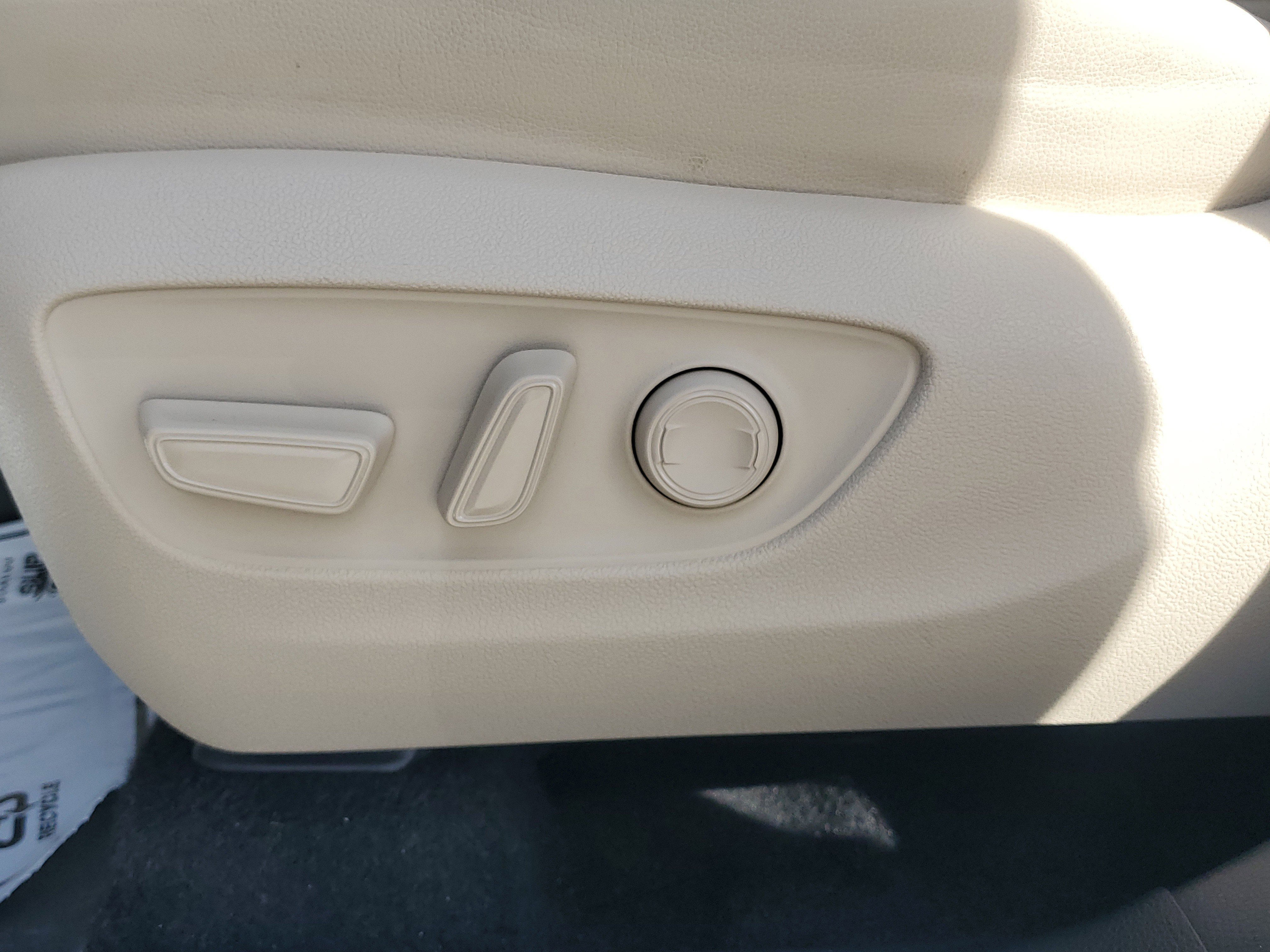Used 2024 Toyota Highlander XLE FWD image 18