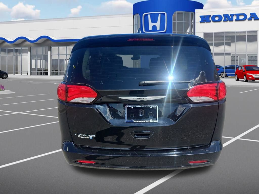 Used 2024 Chrysler Voyager LX image 7