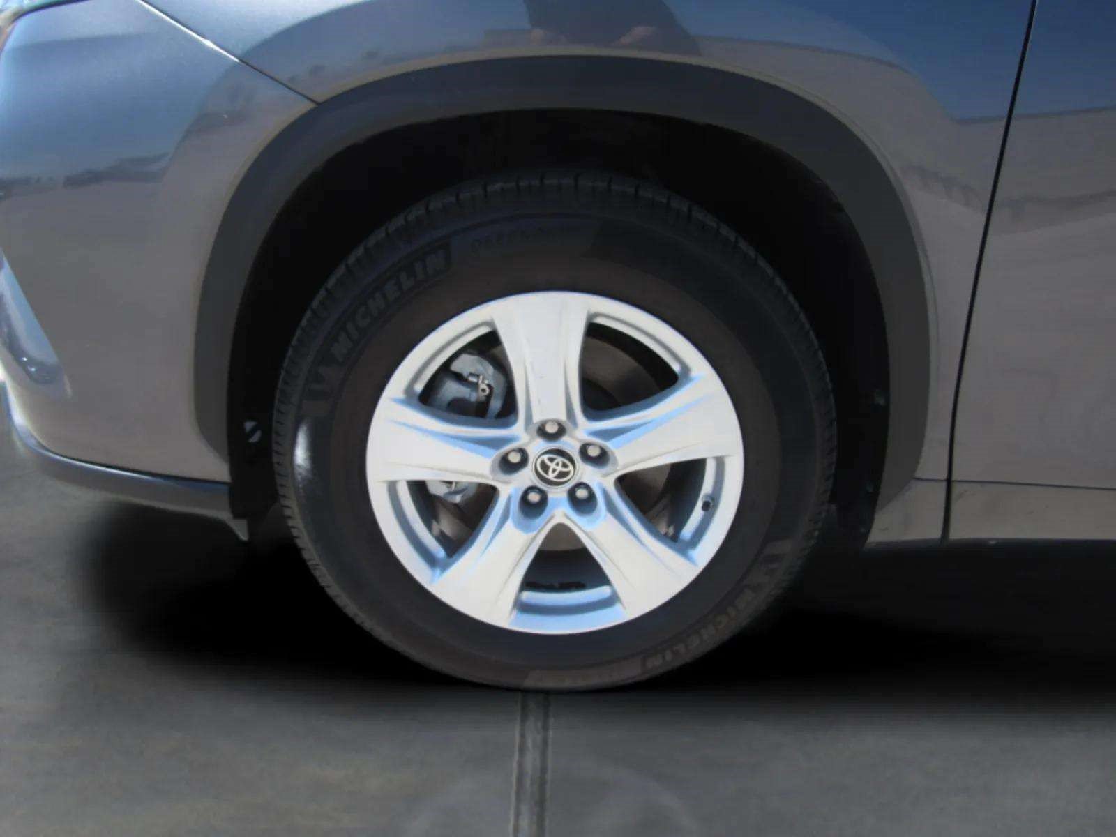 Used 2023 Toyota Highlander LE FWD image 4