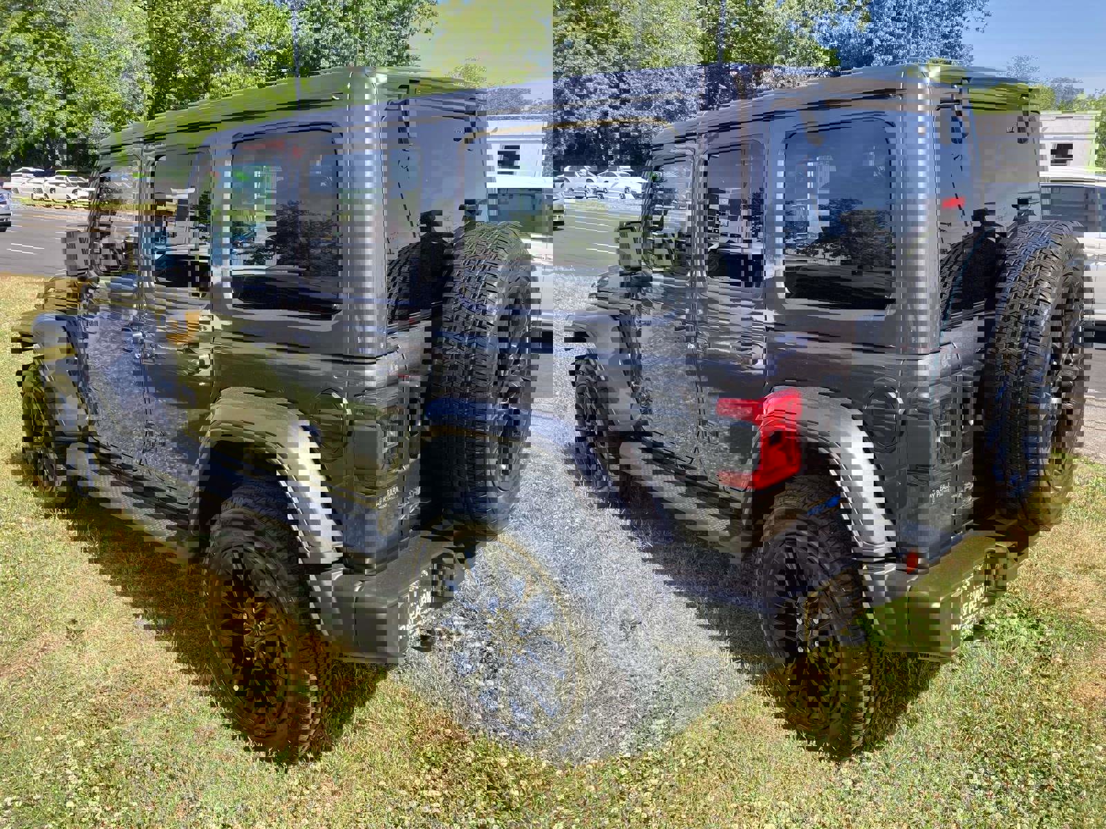 Used 2025 Jeep Wrangler Sahara AWD/4WD image 8