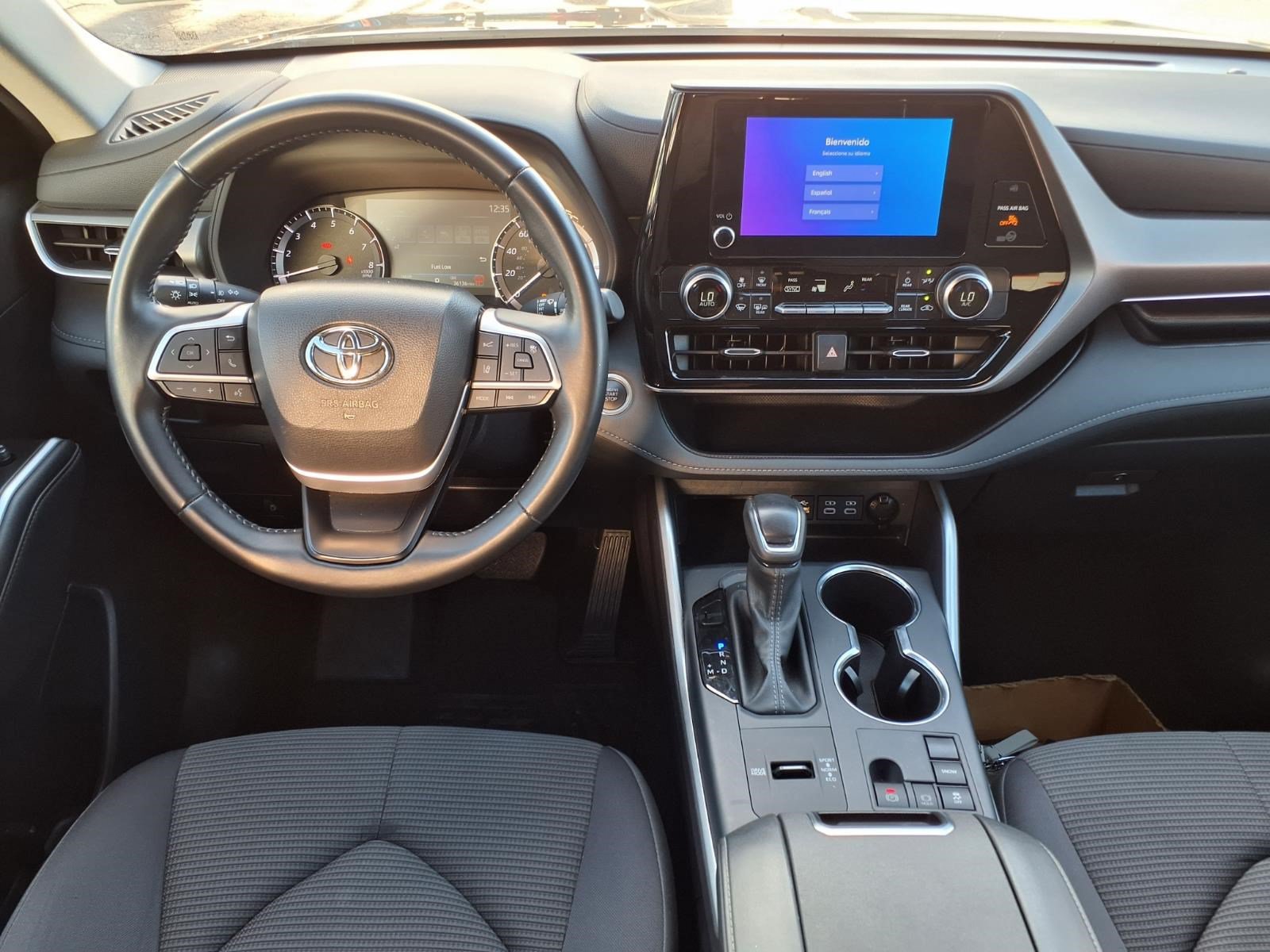 Used 2025 Toyota Highlander LE FWD image 12