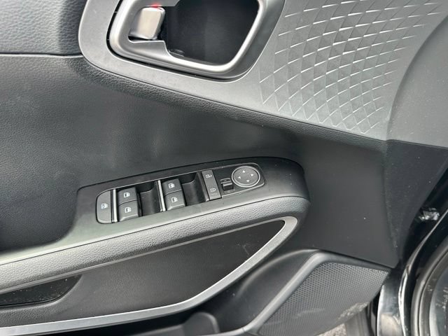 Used 2025 Kia Soul LX w/ LX Technology Package FWD image 15
