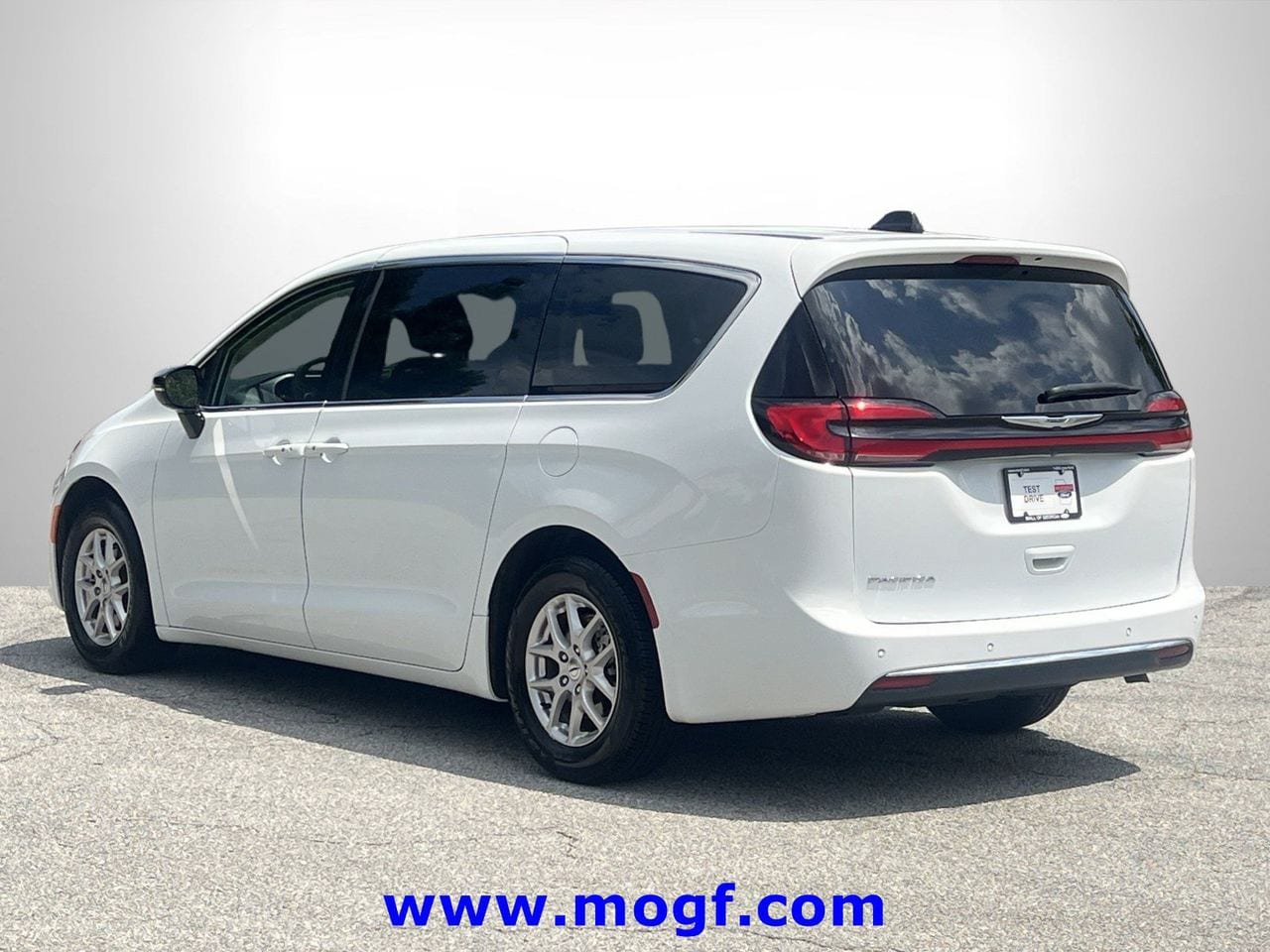 Used 2024 Chrysler Pacifica Touring-L FWD image 2