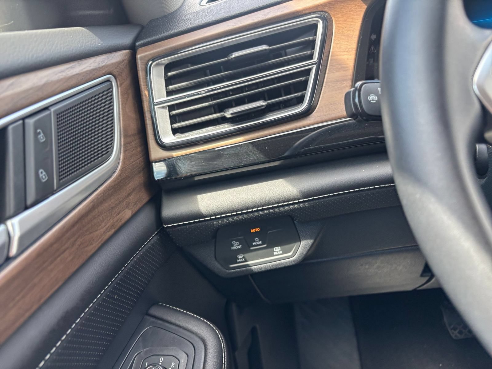 Used 2026 Volkswagen Atlas SE AWD/4WD image 36