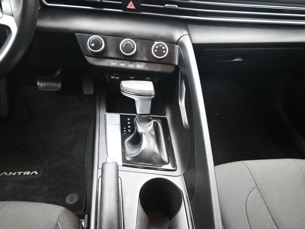 Used 2023 Hyundai Elantra SE w/ Preferred Accessory Package image 21
