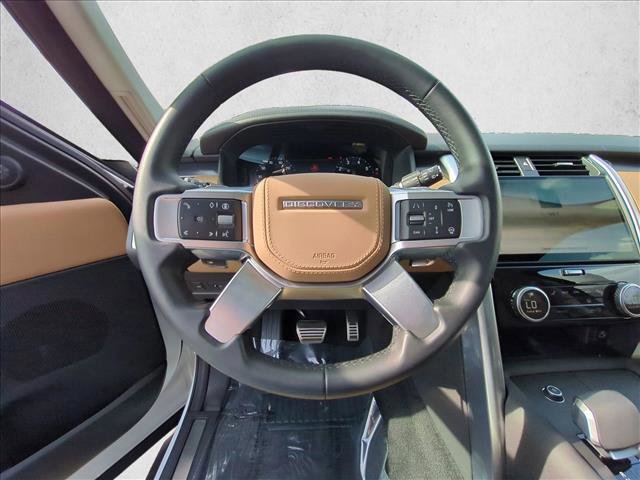 Used 2025 Land Rover Discovery Metropolitan Edition image 10