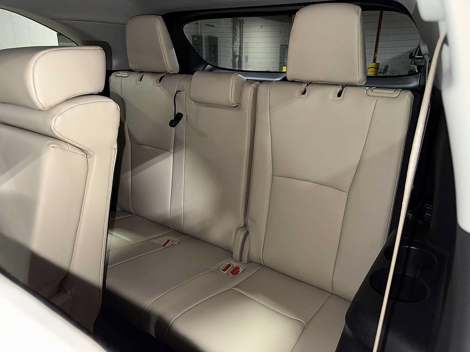 Used 2022 Toyota Highlander XLE AWD/4WD image 18