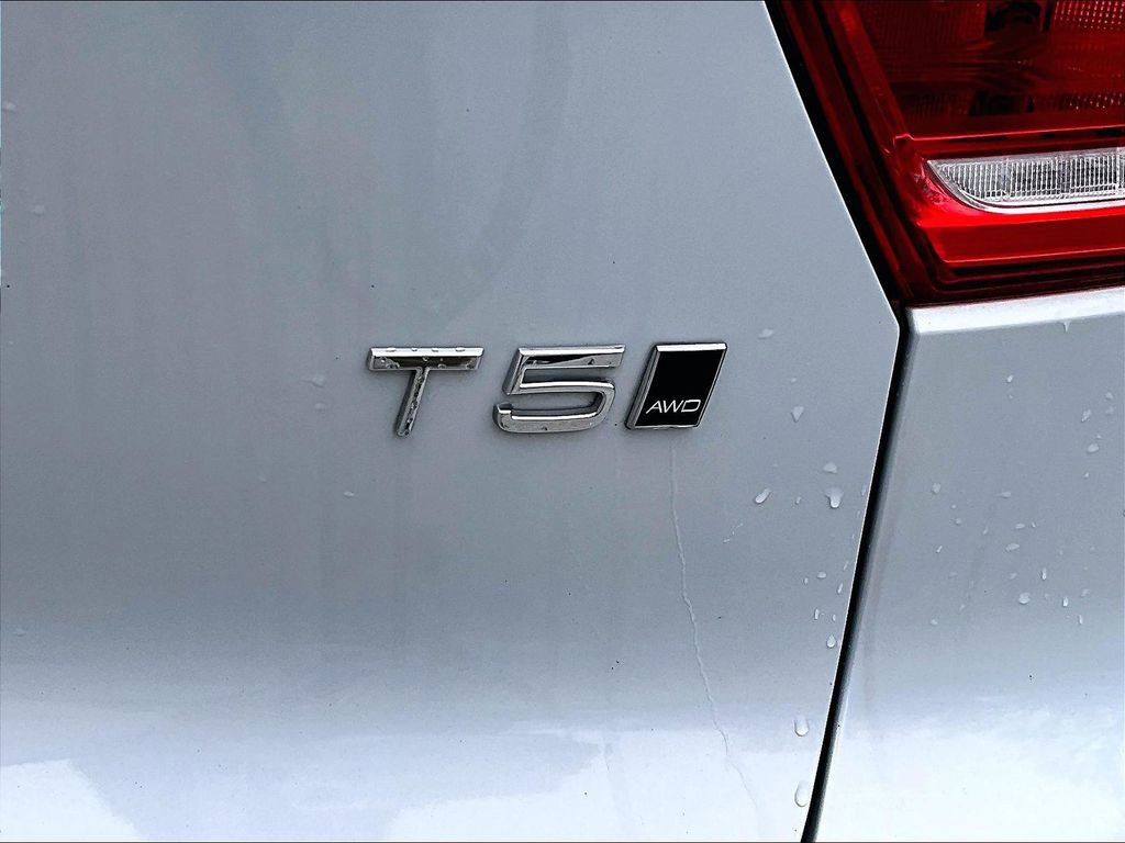 Used 2020 Volvo XC40 T5 Momentum image 8