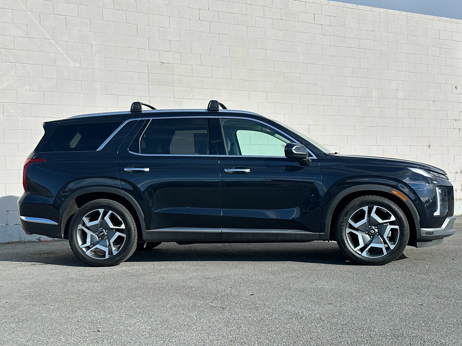 Used 2023 Hyundai Palisade Limited AWD/4WD image 2