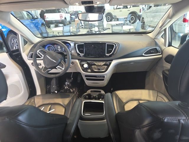 Used 2023 Chrysler Pacifica Touring-L image 21