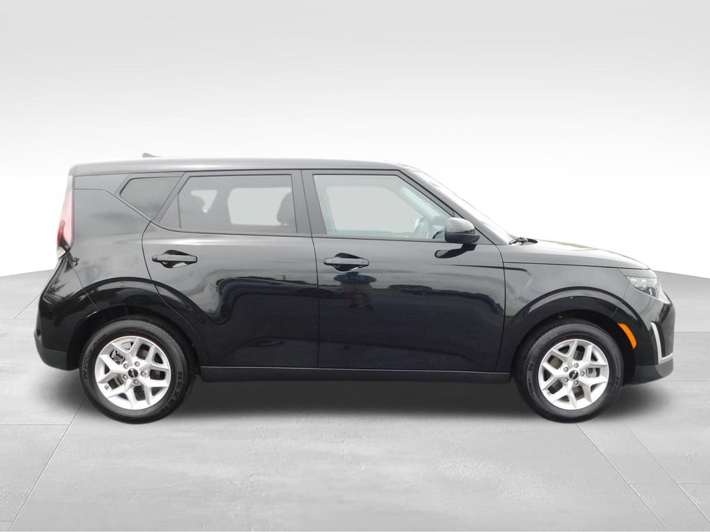 Used 2025 Kia Soul LX w/ LX Technology Package FWD image 2