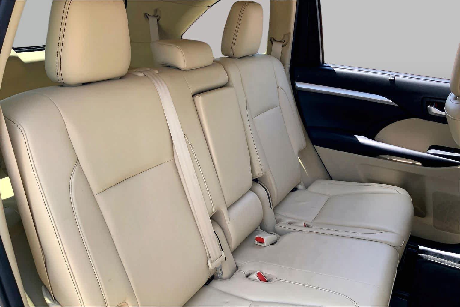 Used 2019 Toyota Highlander XLE FWD image 19
