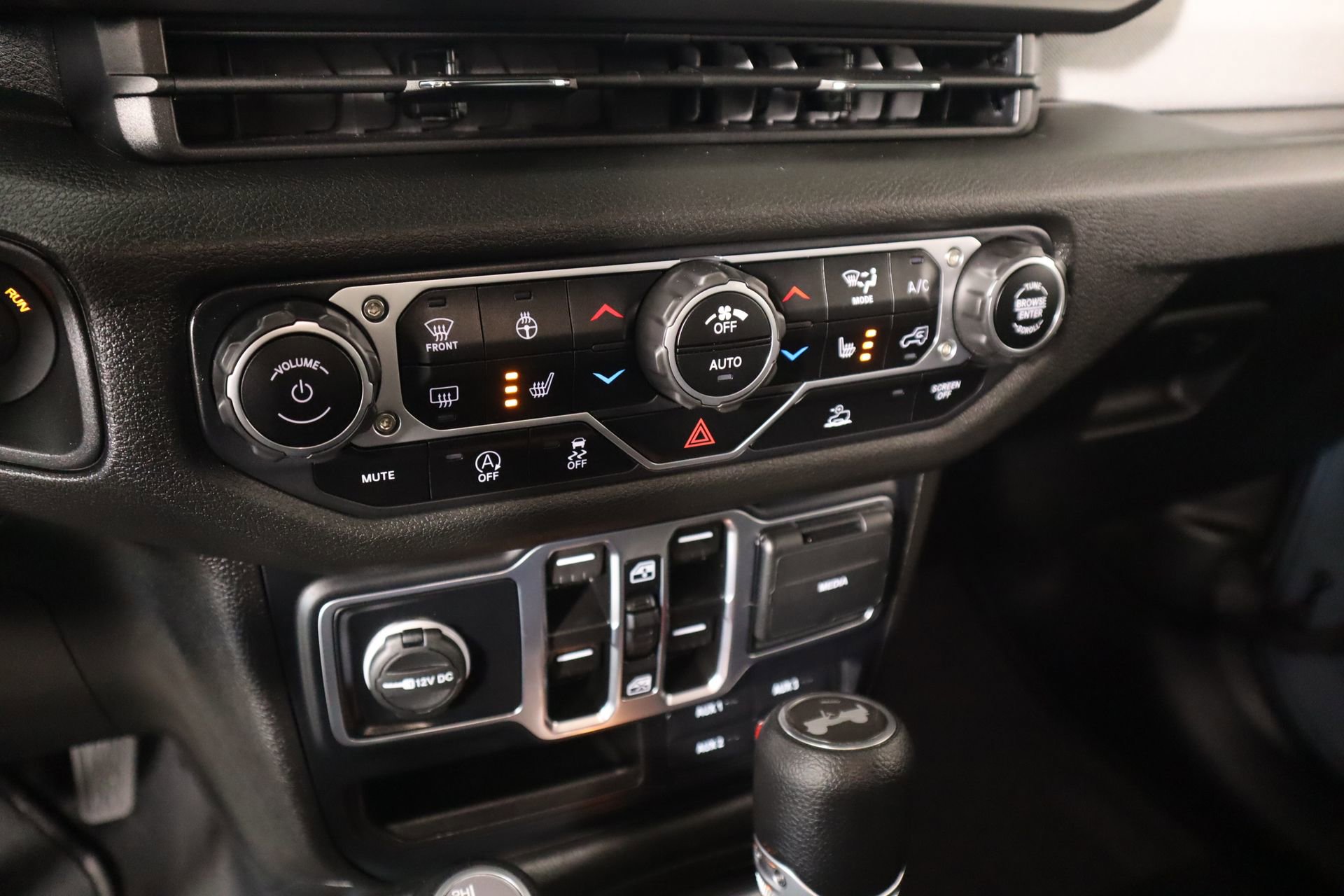 Used 2025 Jeep Wrangler Sport S image 7