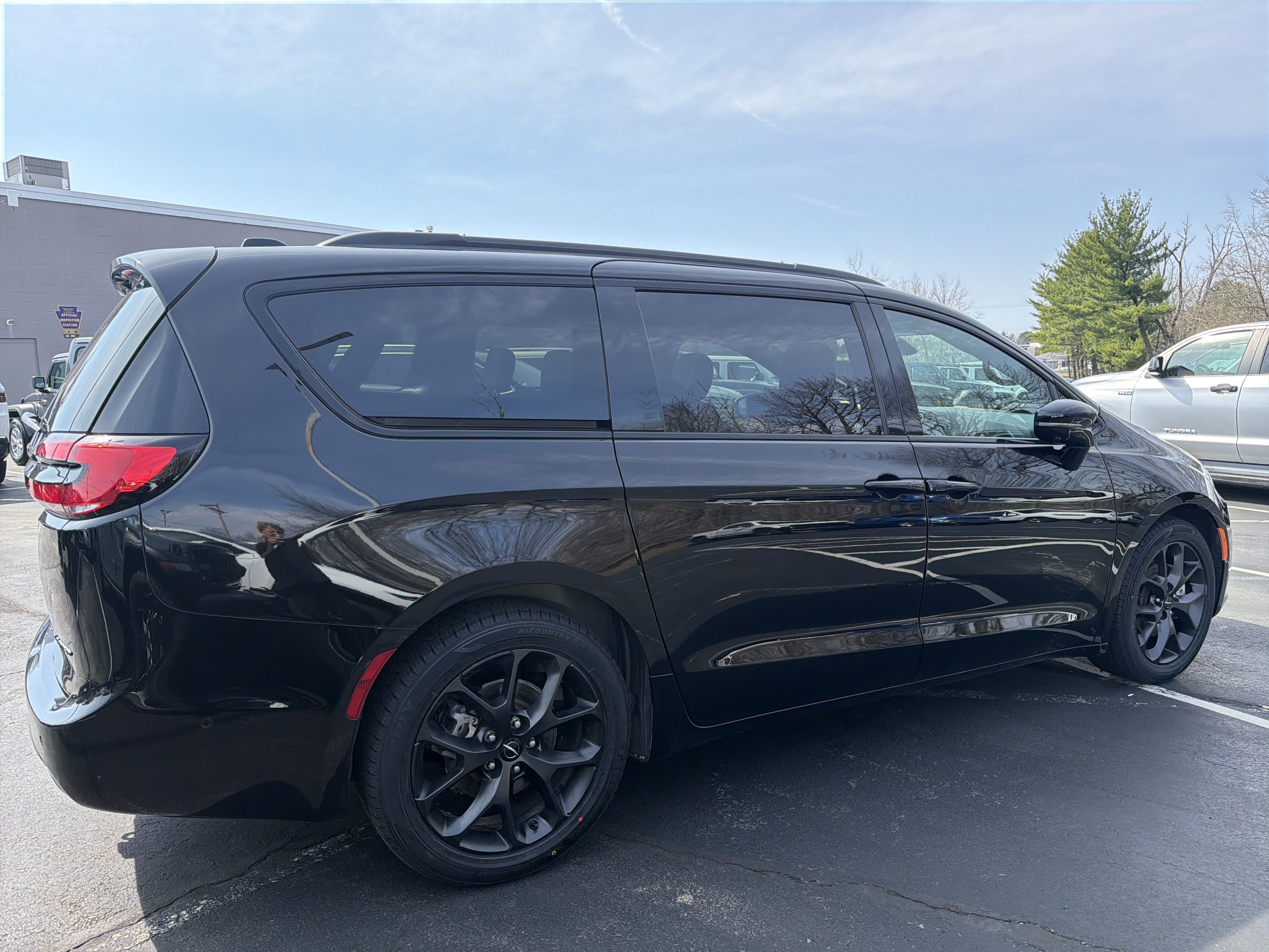 Used 2024 Chrysler Pacifica Limited w/ Uconnect Theater Family Group image 7