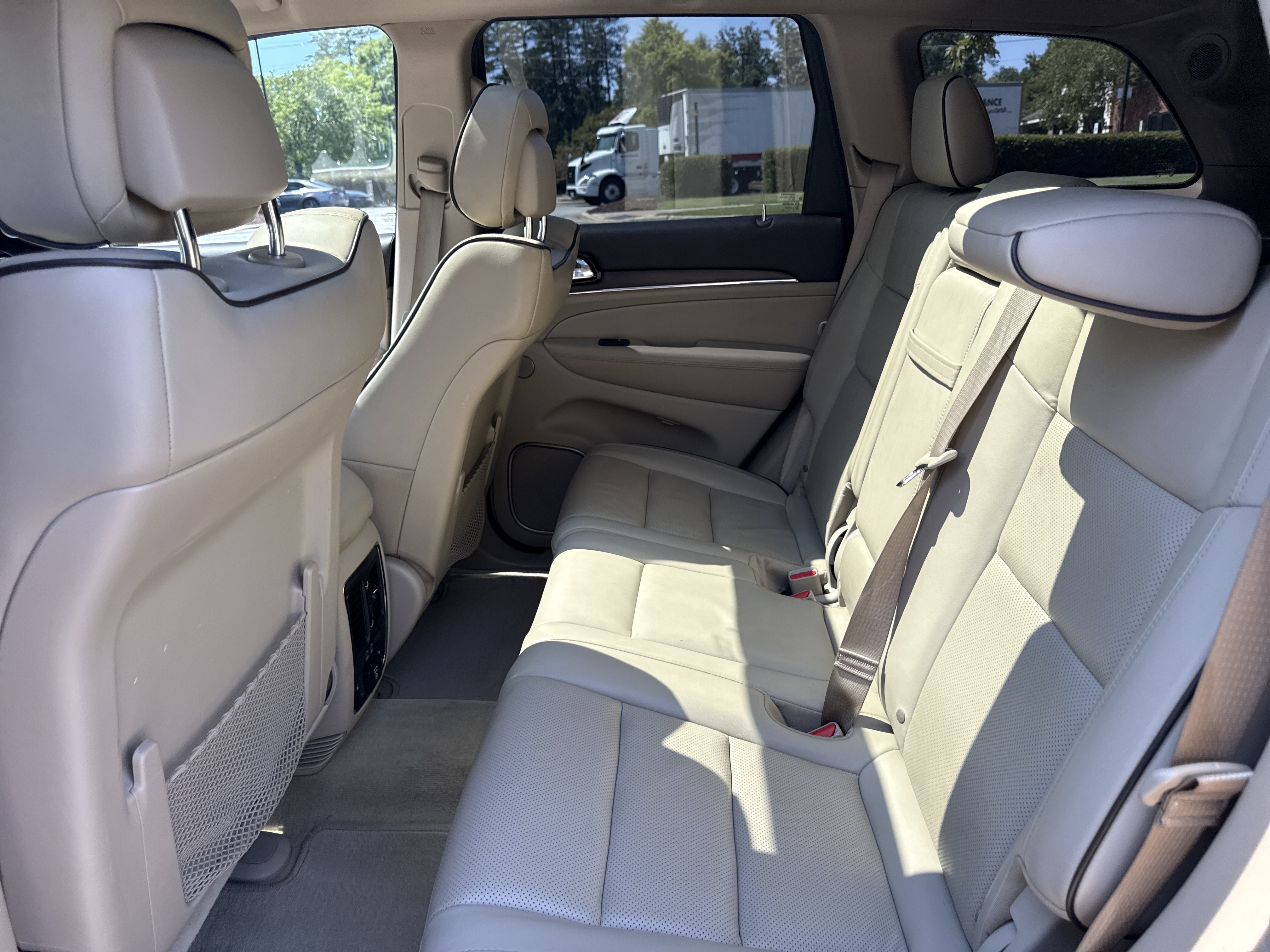 Used 2020 Jeep Grand Cherokee Overland AWD/4WD image 31