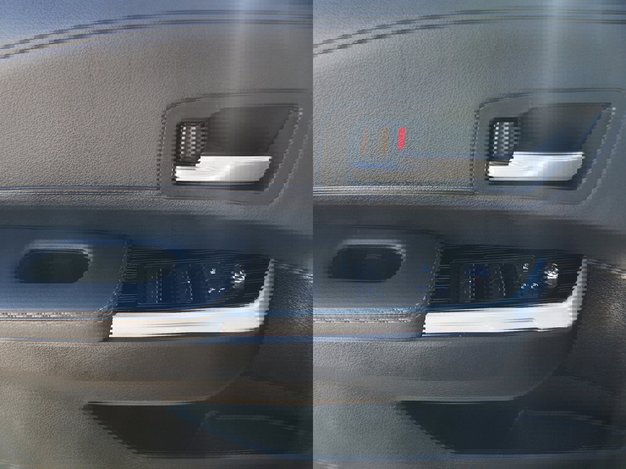 Used 2025 Toyota Sienna XLE Woodland Edition image 30